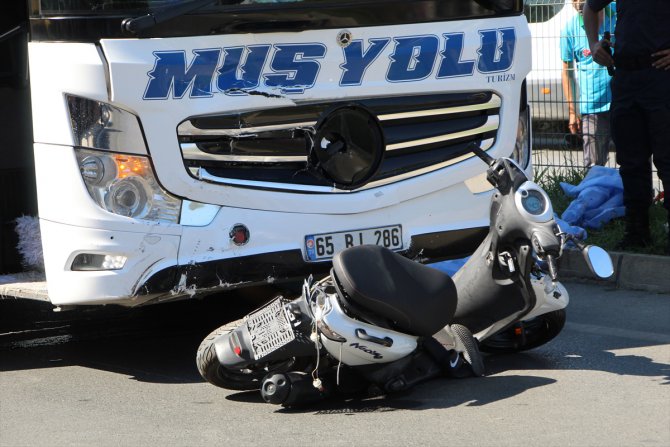 Alanya'da otobüsün çarptığı motosikletteki baba ile oğlu öldü