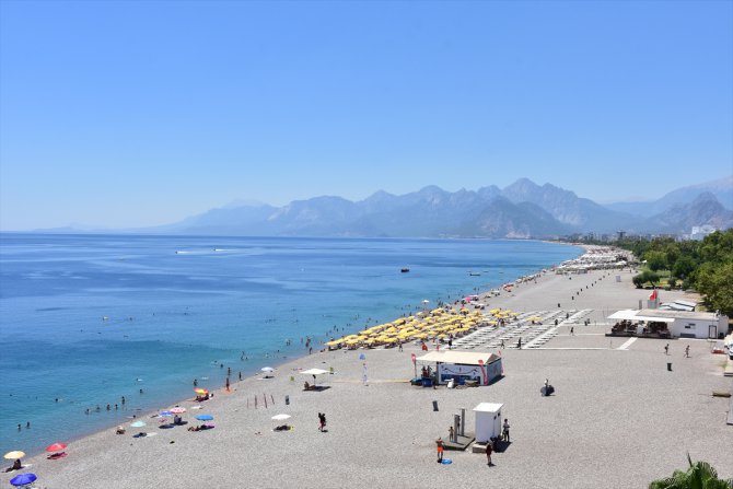 Antalya'da sıcak hava plajlarda yoğunluğun azalmasına neden oldu