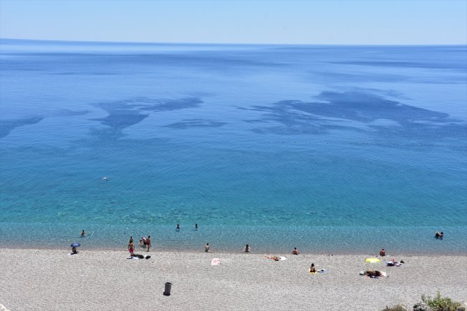 Antalya'da sıcak hava plajlarda yoğunluğun azalmasına neden oldu