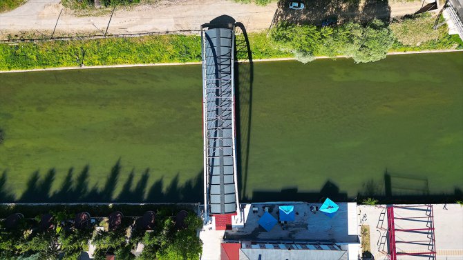 Bayburt'ta nehir üzerine yapılan cam köprü turizme katkı sağlıyor