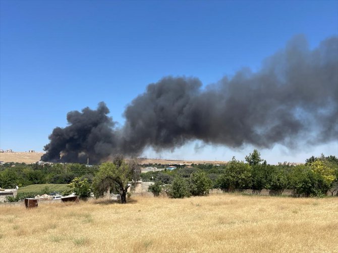 Gaziantep'te atık malzemelerin bulunduğu alanda yangın çıktı