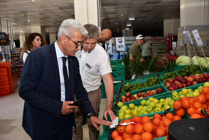 Ticaret Bakanlığının Samsun, Antalya ve Kocaeli'de marketlerdeki fiyat ve etiket denetimlerini AA görüntüledi