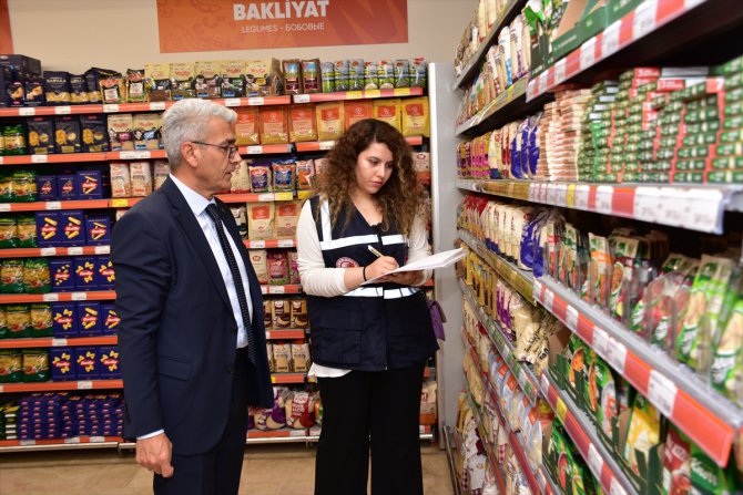 Ticaret Bakanlığının Samsun, Antalya ve Kocaeli'de marketlerdeki fiyat ve etiket denetimlerini AA görüntüledi