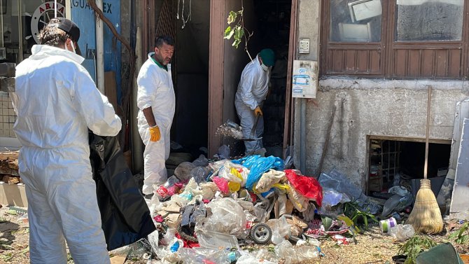 Bursa'da tonlarca çöpün bulunduğu evde temizleme çalışması başlatıldı