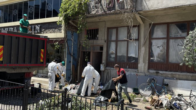 Bursa'da tonlarca çöpün bulunduğu evde temizleme çalışması başlatıldı