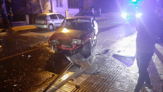 Çorum'da zabıta kulübesine çarpan otomobildeki 4 kişi yaralandı