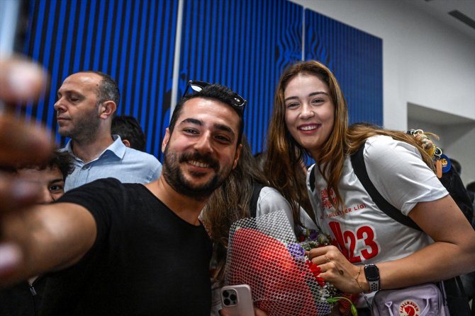 FIVB Milletler Ligi'nde şampiyon olan Filenin Sultanları, İstanbul'a döndü