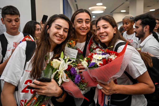FIVB Milletler Ligi'nde şampiyon olan Filenin Sultanları, İstanbul'a döndü