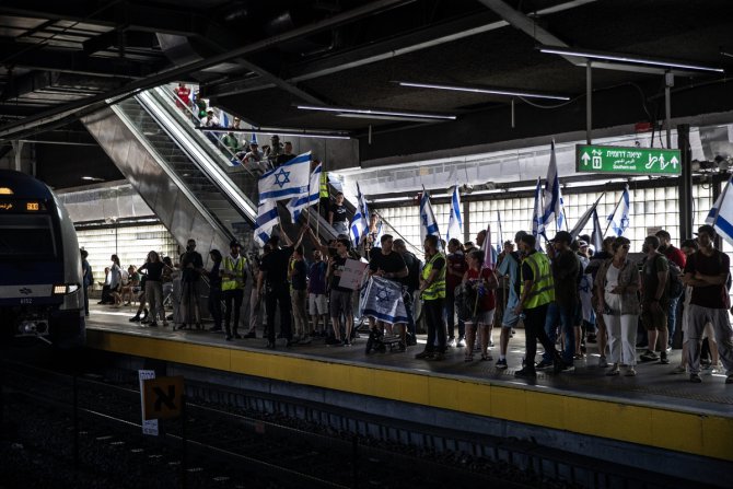 İsrail'de Netanyahu hükümeti karşıtı protestocular mücadeleye devam edeceklerini söylüyor