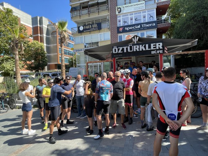 Kadıköy'deki kazada ölen bisiklet sürücüsü Güzelgün'ün arkadaşları polis merkezinde toplandı
