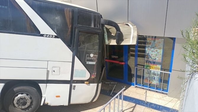 Mersin'de park halindeyken hareket eden otobüs, otomobile çarpıp markete girdi