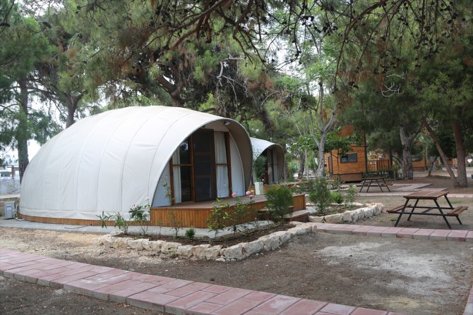 Mersin'in denize nazır çamlığına glamping çadırı ve bungalovlar kuruldu