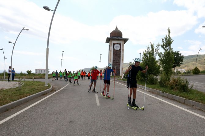 Muş Kayak Takımı sporcuları, Türkiye şampiyonası için asfaltta güç depoluyor