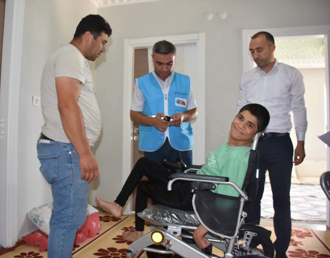 Siirt Valisi Hacıbektaşoğlu, engelli bireyin akülü sandalye talebini yerine getirdi