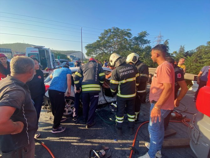 Anadolu Otoyolu'nda kamyonla çarpışan otomobildeki 7 kişi yaralandı