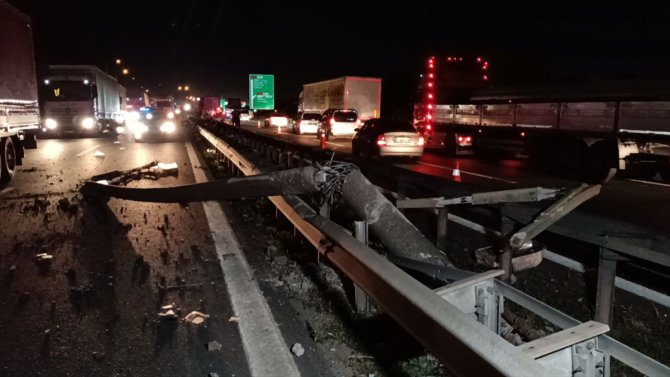 Anadolu Otoyolu'nun Kocaeli kesimindeki trafik kazası ulaşımı aksattı