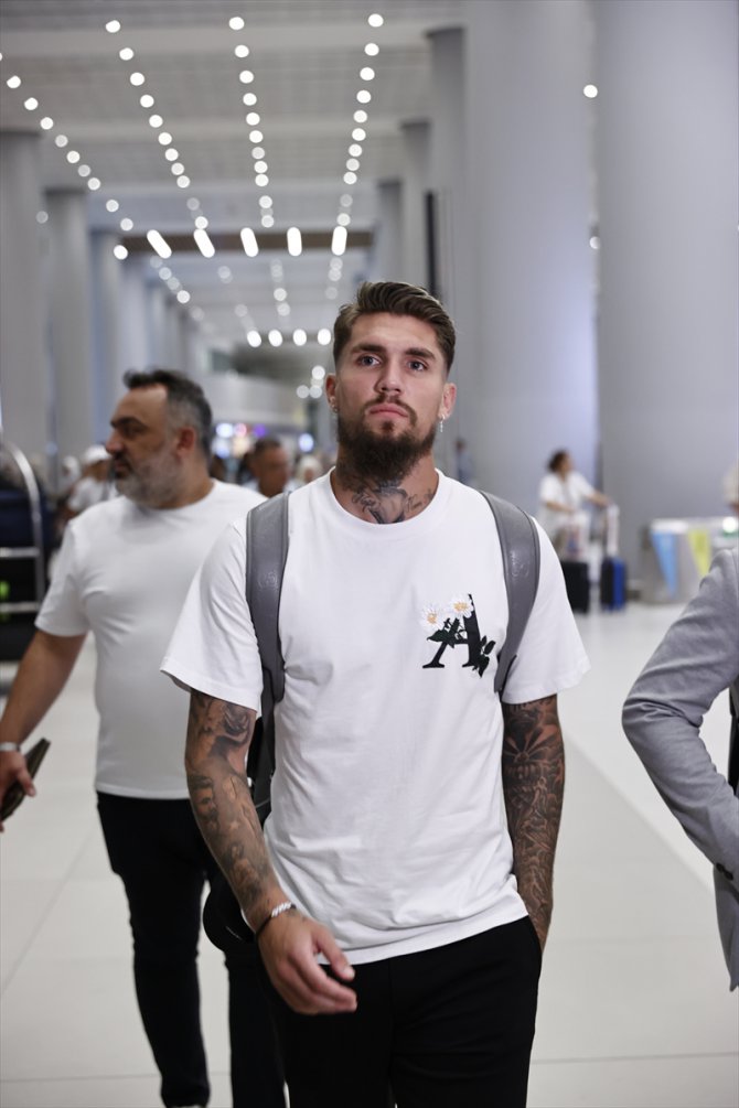 Beşiktaş'ın transfer görüşmeleri yaptığı Lyanco, İstanbul'a geldi