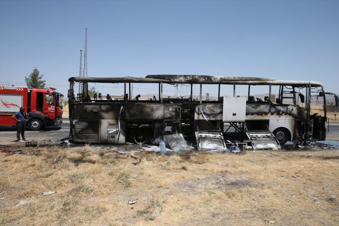 Diyarbakır'da seyir halindeki yolcu otobüsü yandı