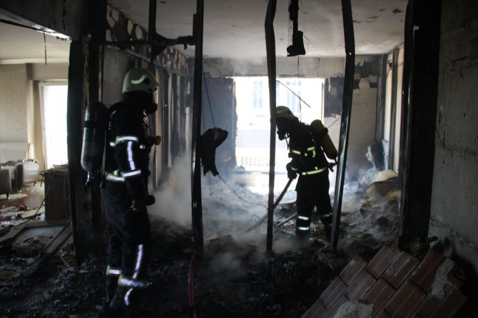 Hatay'da depremlerde hasar alan boş binada çıkan yangın söndürüldü