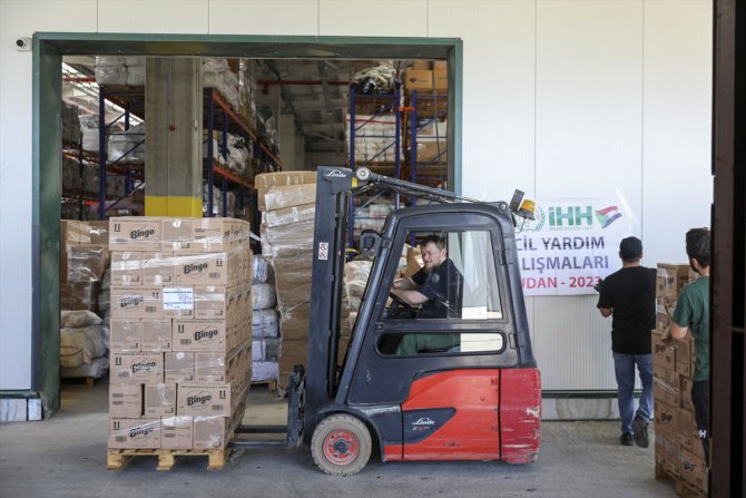 İHH, Sudan'a 15 konteynerlik yardım malzemesi gönderdi