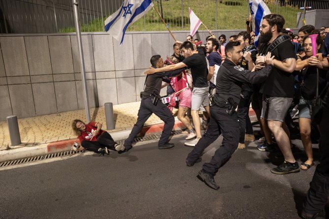İsrail polisi Netanyahu hükümeti karşıtı protestolara müdahale etti