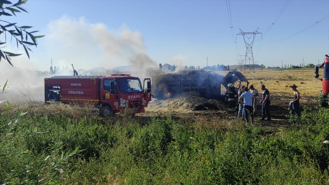 Konya'da saman balyaları yüklü kamyonet yandı