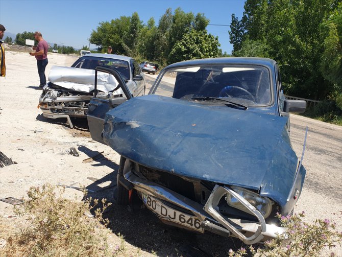 Osmaniye'de iki otomobil çarpıştı, 4 kişi yaralandı