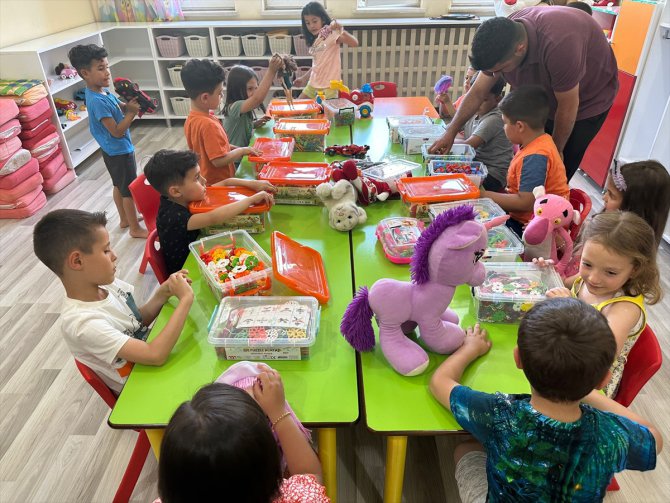 Portekizli öğrencilerden Afşin'deki depremzede çocuklara oyuncak yardımı