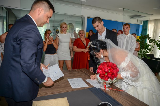 Ukrayna'daki savaş nedeniyle Antalya'da misafir edilen yetim gençler evlendi