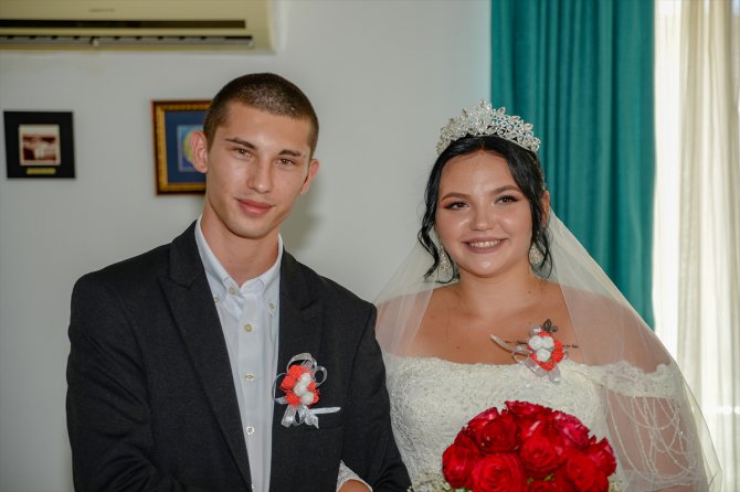 Ukrayna'daki savaş nedeniyle Antalya'da misafir edilen yetim gençler evlendi