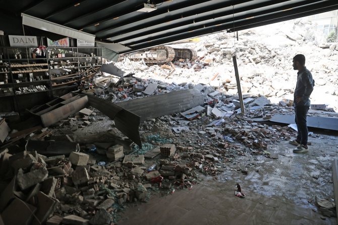 Adana'da depremde hasar alan bina kontrollü yıkım sırasında devrildi