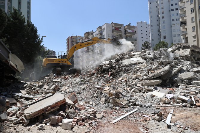 Adana'da depremde hasar alan bina kontrollü yıkım sırasında devrildi