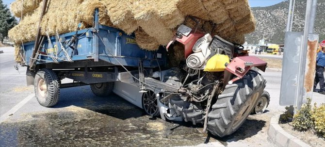 Burdur’da saman yüklü traktörle çarpışan otomobildeki 3 kişi yaralandı