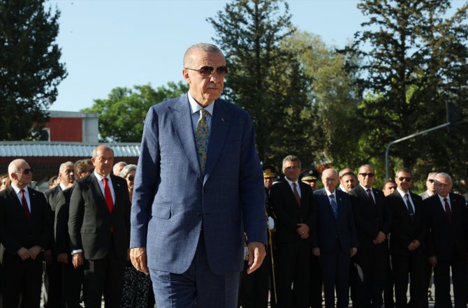 Cumhurbaşkanı Erdoğan, Lefkoşa'daki Atatürk Anıtı'nı ziyaret etti