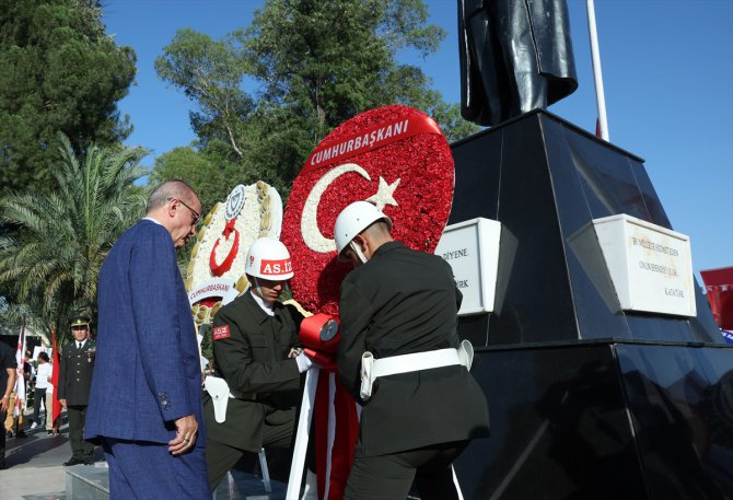 Cumhurbaşkanı Erdoğan, Lefkoşa'daki Atatürk Anıtı'nı ziyaret etti