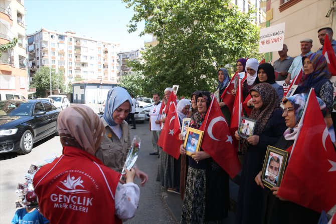 Gençlik ve Spor Bakan Yardımcısı Koçoğlu, Diyarbakır annelerini ziyaret etti: