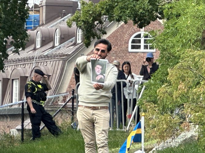 İsveç'te Irak'ın Stockholm Büyükelçiliği önünde Kur'an-ı Kerim'e ve Irak bayrağına hakaret