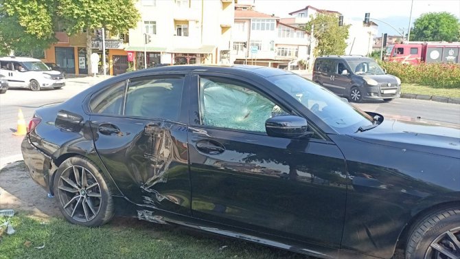 Kocaeli'de otomobille çarpışan hafif ticari araçtaki 3 kişi yaralandı