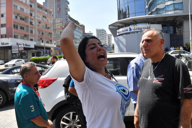 Lübnan'da mevduat hesabı dondurulan iki mudi bankayı bastı