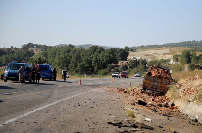 Muğla'da tırla çarpışan otomobildeki 2 kişi öldü