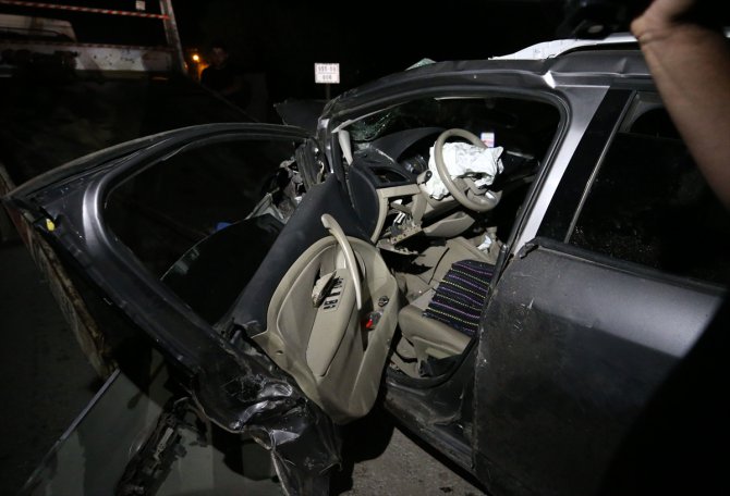 Muş'ta hafif ticari araçla otomobilin çarpışması sonucu 8 kişi yaralandı