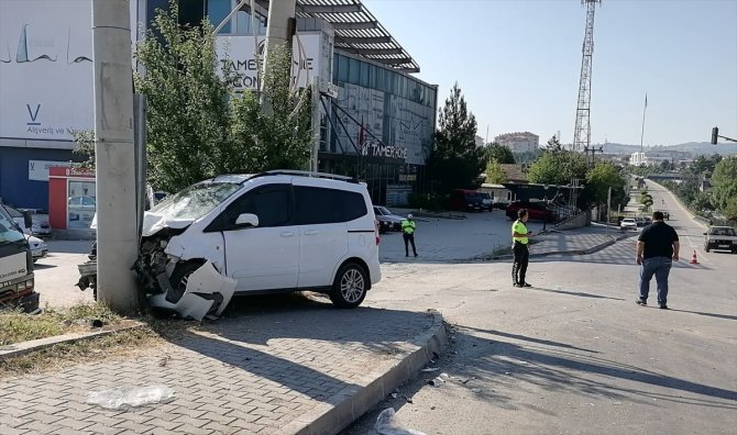 Samsun'da hafif ticari araçla çarpışan otomobildeki 2 kişi öldü