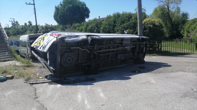 Samsun'da otomobille çarpışan servis minibüsü devrildi, 19 kişi yaralandı