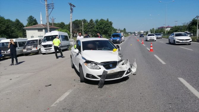 Samsun'da otomobille çarpışan servis minibüsü devrildi, 19 kişi yaralandı