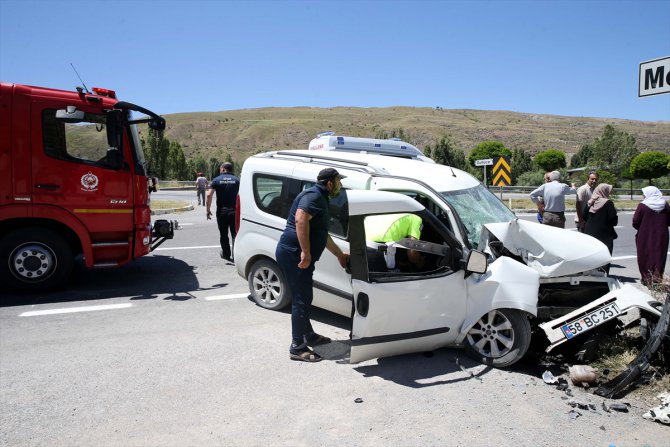 Sivas'ta duvara çarpan hafif ticari araçtaki 4 kişi yaralandı