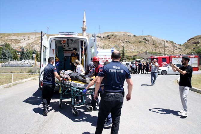 Sivas'ta duvara çarpan hafif ticari araçtaki 4 kişi yaralandı