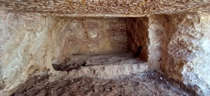 Adıyaman'da kanal çalışmaları sırasında kaya mezar bulundu