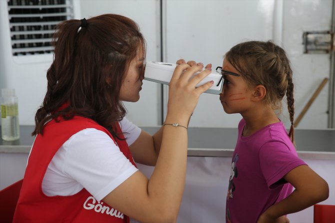 Adıyaman'da "Sevgi ve Sağlık Tırı"nda depremzede çocukların göz taraması yapılıyor