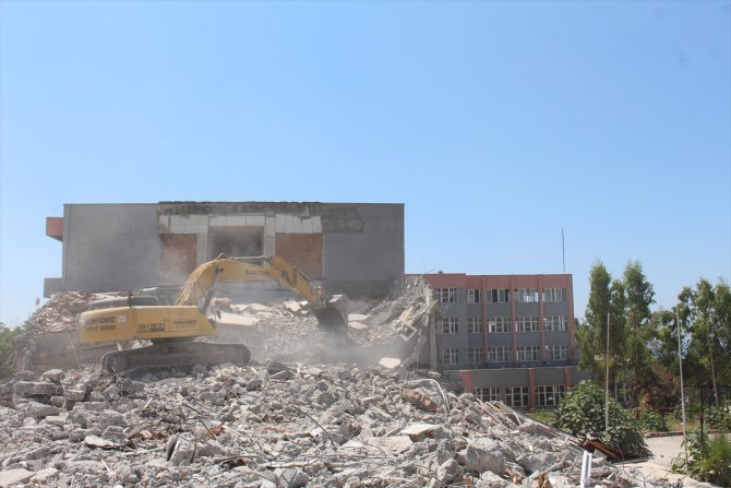 Belen'de bina yıkım ve enkaz kaldırma çalışmaları devam ediyor