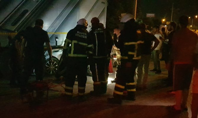 Bursa'da tıra arkadan çarpan otomobilin sürücüsü öldü